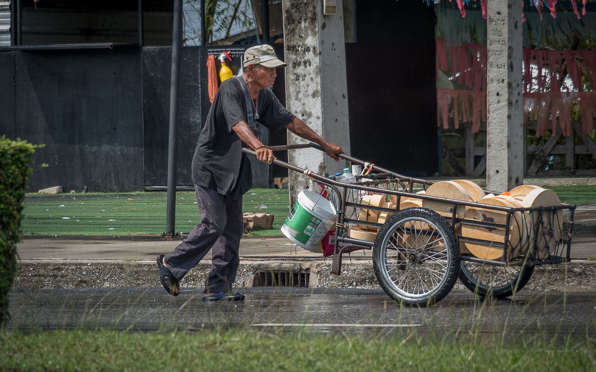 Click image for larger version

Name:	cutting-board-vendor-1.jpg
Views:	112
Size:	852.6 KB
ID:	154158