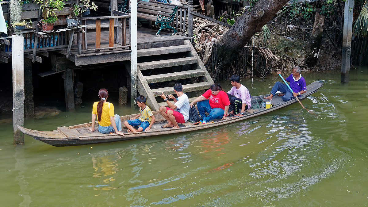 Click image for larger version

Name:	boat-people.jpg
Views:	94
Size:	1.24 MB
ID:	154214