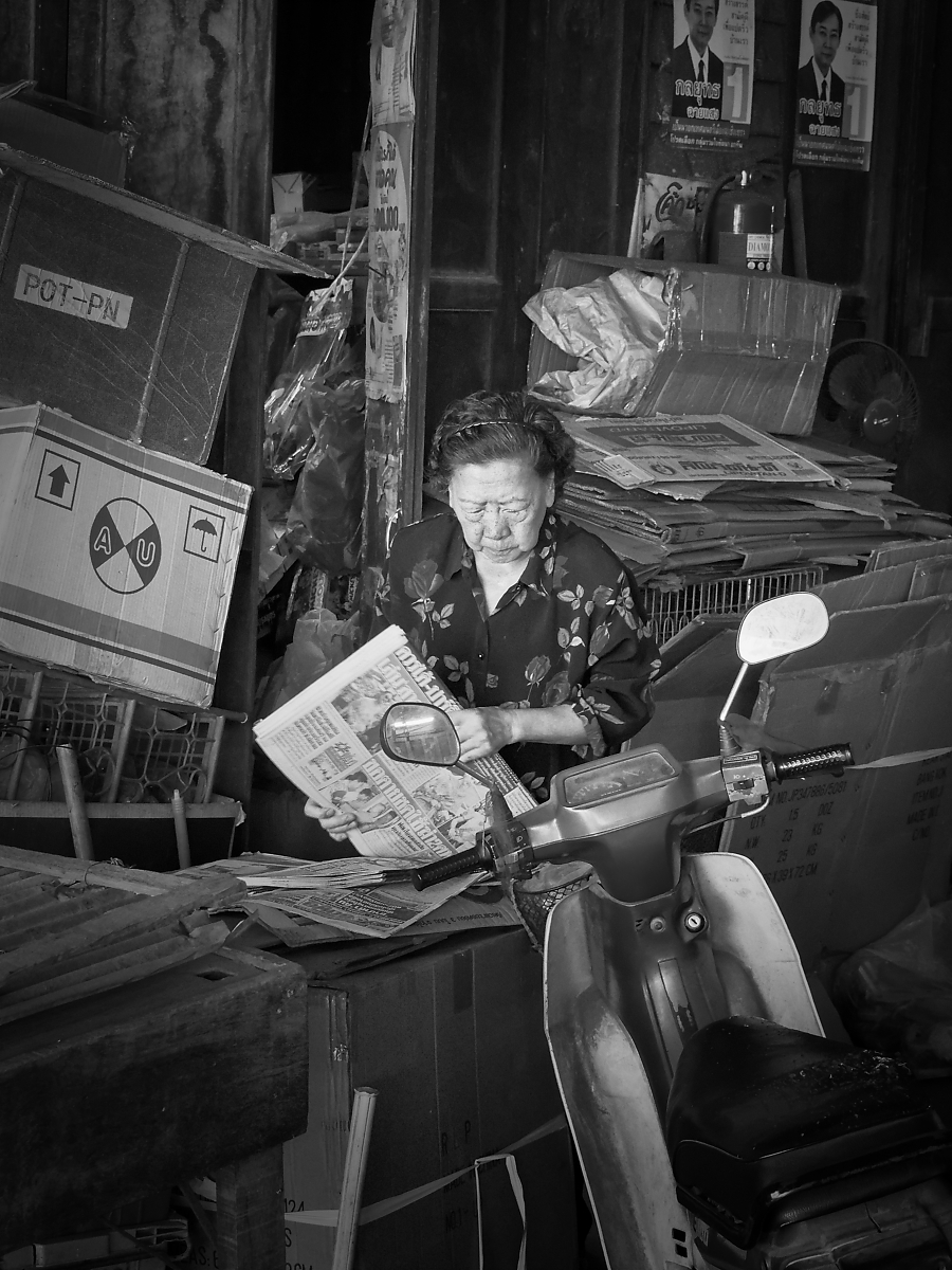 Click image for larger version

Name:	lady-news.jpg
Views:	108
Size:	649.2 KB
ID:	154343