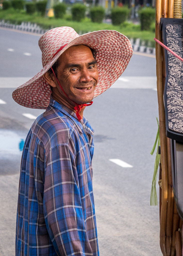 Click image for larger version

Name:	man-selling-cushins_4.jpg
Views:	25
Size:	400.5 KB
ID:	155854