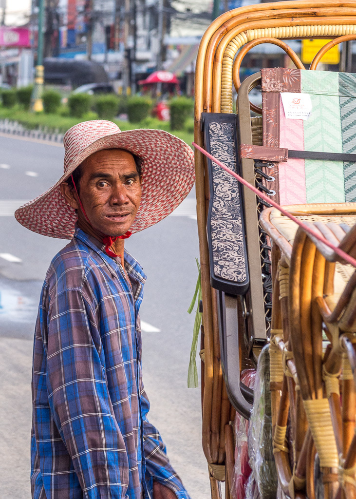 Click image for larger version

Name:	man-selling-cushins_3.jpg
Views:	28
Size:	453.4 KB
ID:	155855