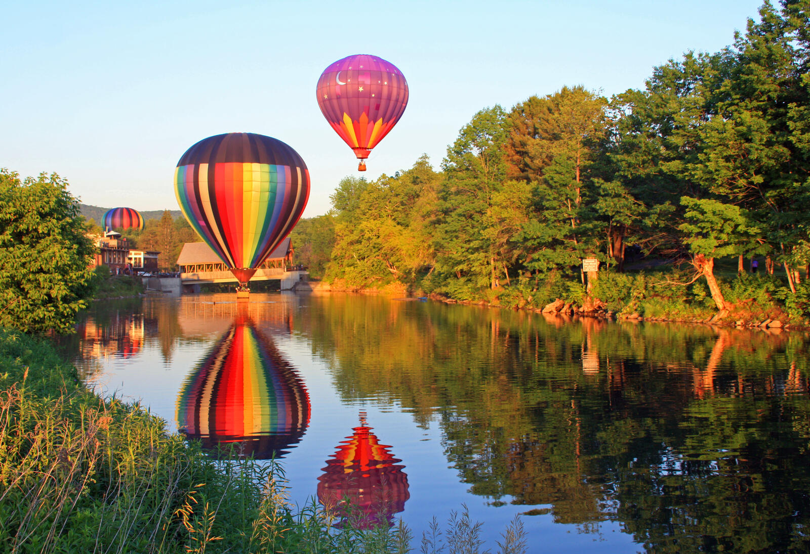 Click image for larger versionName:	balloons over water.jpgViews:	0Size:	476.3 KBID:	157132